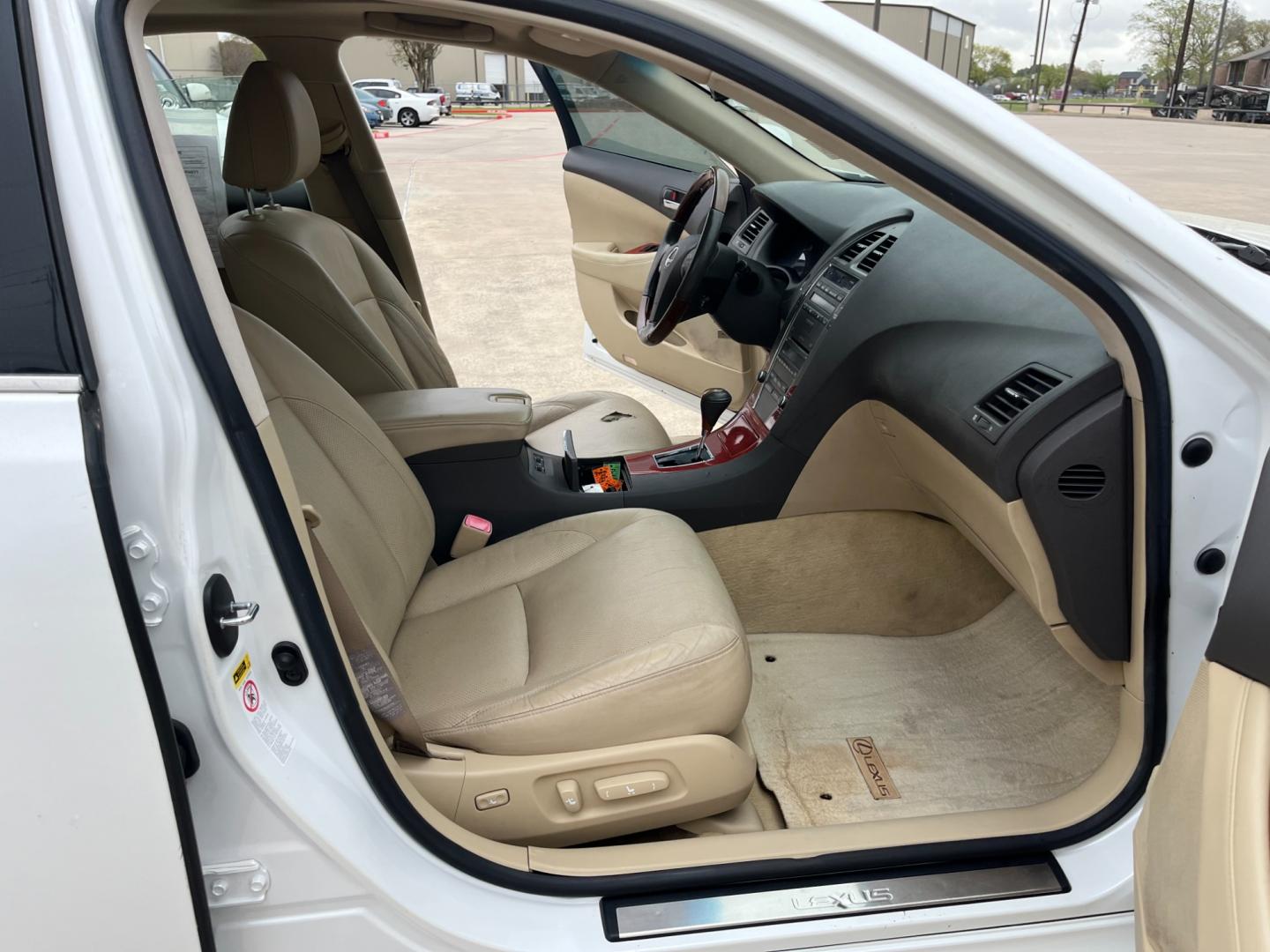 2007 white /TAN Lexus ES 350 (JTHBJ46G472) , Automatic transmission, located at 14700 Tomball Parkway 249, Houston, TX, 77086, (281) 444-2200, 29.928619, -95.504074 - Photo#11